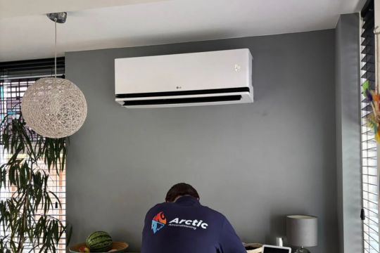 Airconditioner geïnstalleerd in moderne woonkamer.