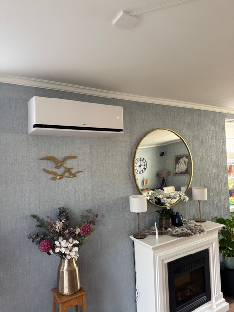 Professionele installatie van LG Dualcool airco units in een woning in Zeewolde door Arctic AC
