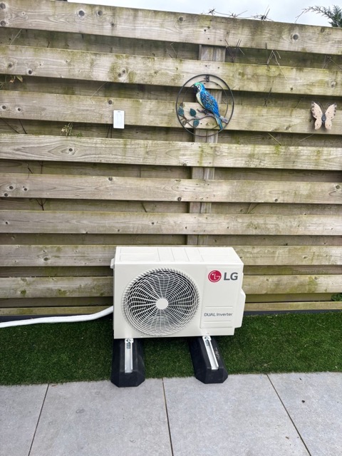 Krachtige LG Dualcool Special single split airco geïnstalleerd in een woning in Soest