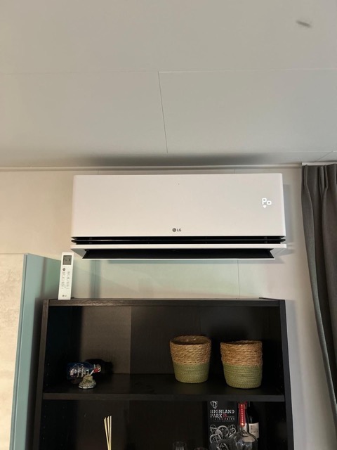 Nette afwerking van airco koelleidingen passend bij het exterieur van een vakantiewoning