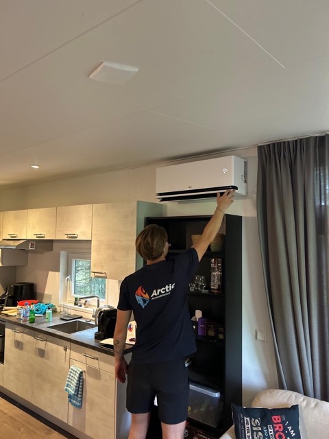 Binnenunit LG airconditioning (3,5 kW) strak gemonteerd in de woonruimte van een chalet