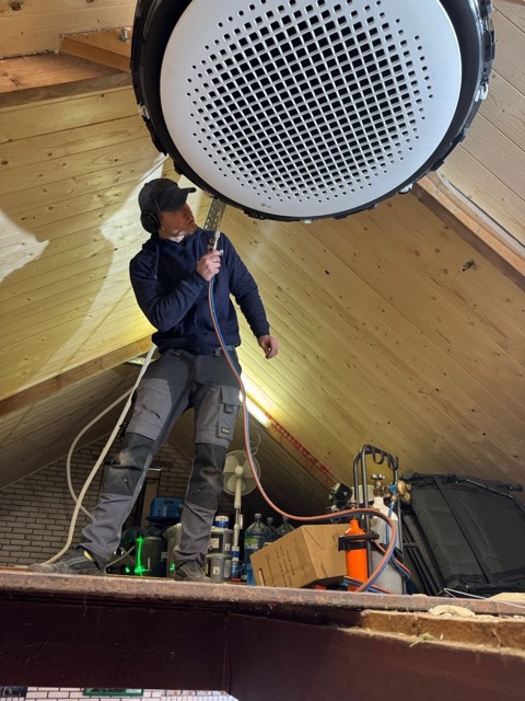 Luxe home gym in Nijkerk voorzien van een LG Roundflow cassette airco door Arctic AC