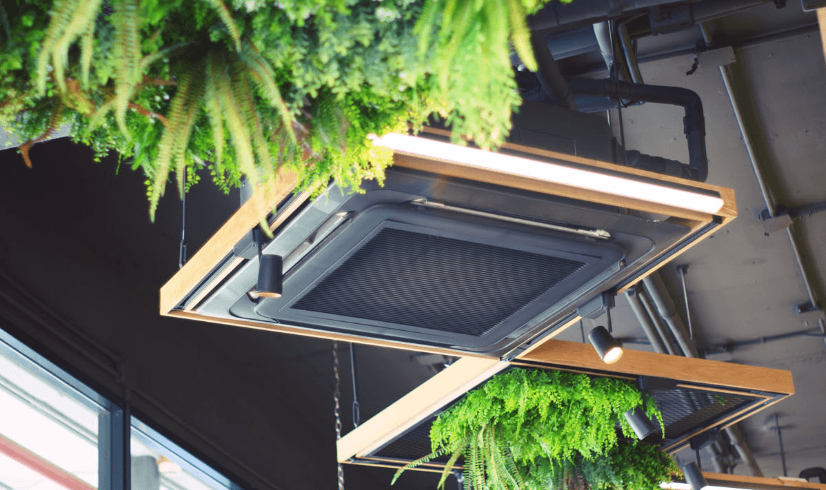 Casette airco model met planten in kantoor omgeving
