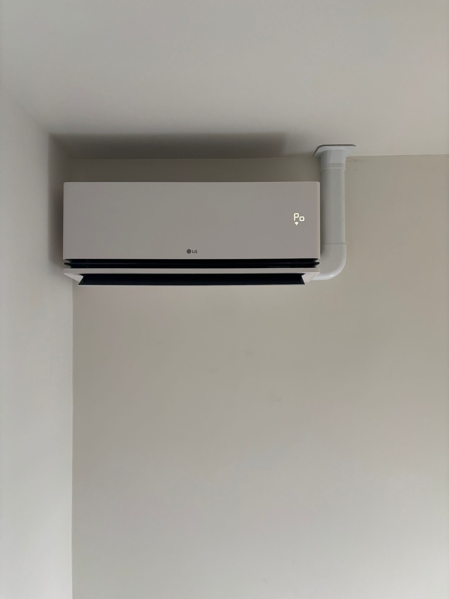 Wandairco met wit design aan muur gemonteerd