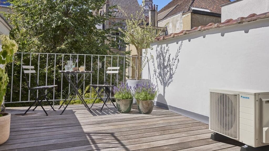 Zonnig dakterras met stoelen en planten