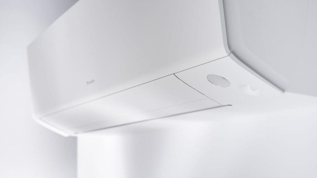 Moderne daikin airconditioner aan witte muur gemonteerd