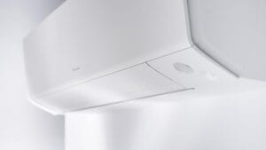 Moderne daikin airconditioner aan witte muur gemonteerd