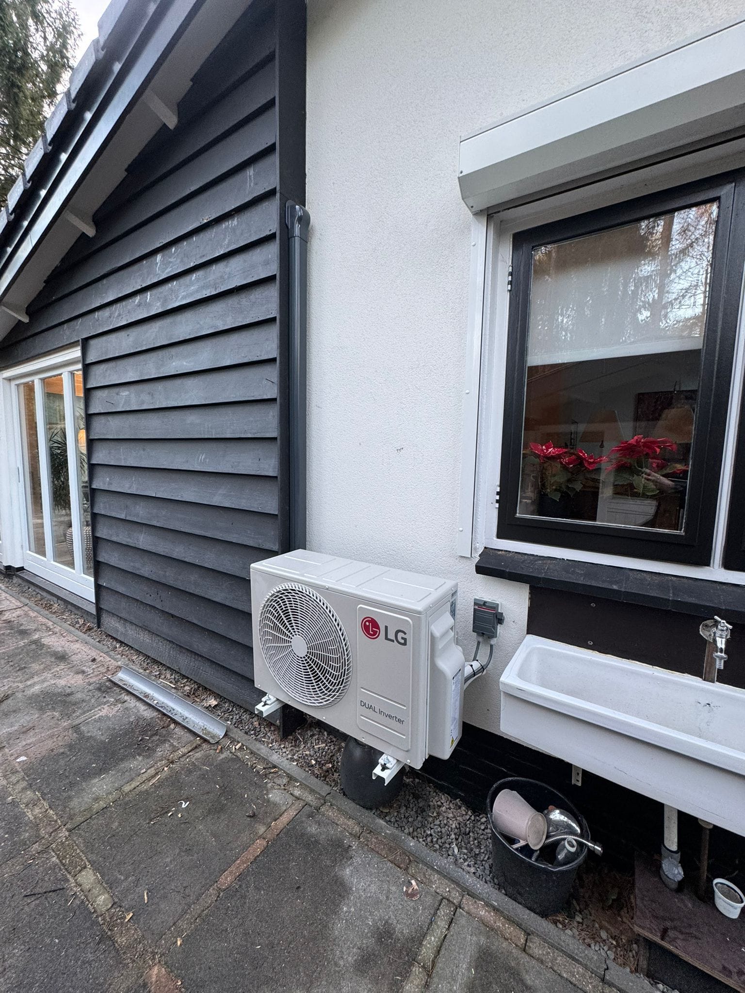 Buitenunit LG airconditioning geplaatst in Baarn