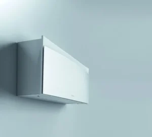 Moderne airconditioner aan muur gemonteerd